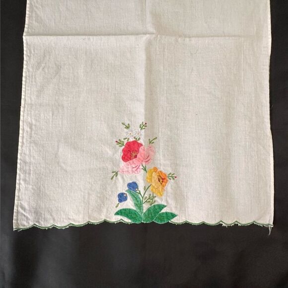 Vintage Handmade Floral Embroidered White Cloth, tray cloth, chair back cloth, - Picture 3 of 6
